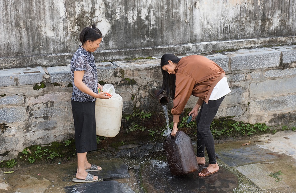 Hoàng Thùy về thăm quê nhà trước khi lên đường dự thi hoa hậu hoàn vũ - 11 Hoàng Thùy về thăm quê nhà trước khi lên đường dự thi hoa hậu hoàn vũ - 11