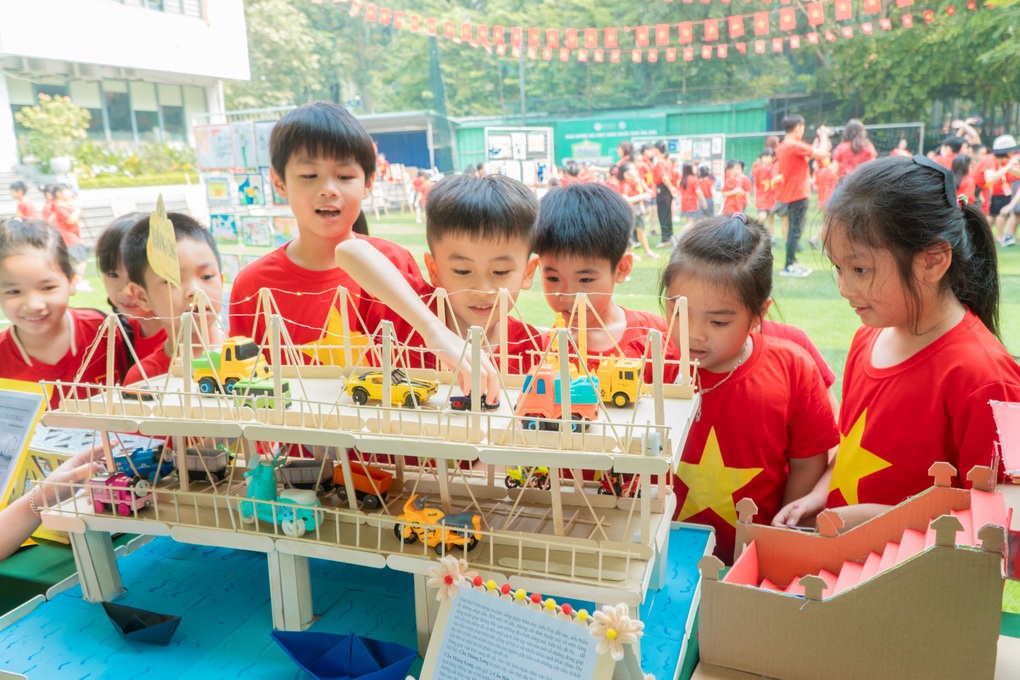 Hơn 500 bức tranh của học sinh Hà Nội mừng kỷ niệm ngày Giải phóng Thủ đô - 3 Hơn 500 bức tranh của học sinh Hà Nội mừng kỷ niệm ngày Giải phóng Thủ đô - 3
