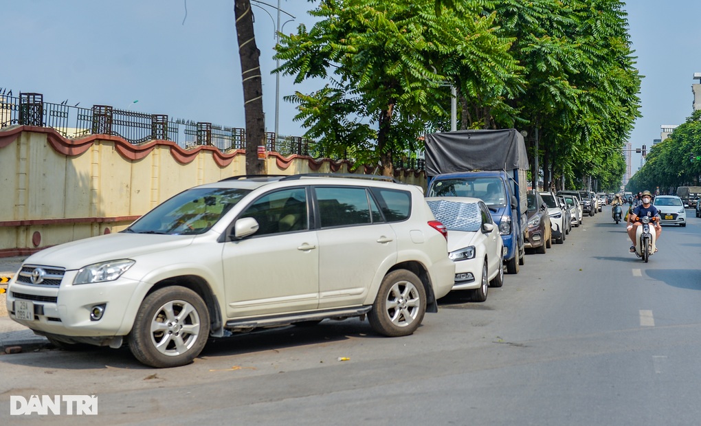 Hà Nội: Lắp hàng loạt trụ đá trên vỉa hè để ngăn chặn ô tô dừng, đỗ - 8 Hà Nội: Lắp hàng loạt trụ đá trên vỉa hè để ngăn chặn ô tô dừng, đỗ - 8