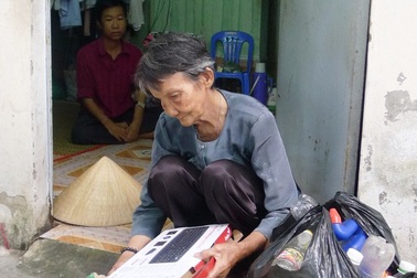 Thương mẹ già lầm lũi nhặt rác nuôi con bệnh nặng