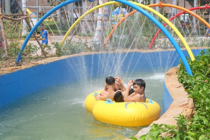 Giữa cao điểm nắng nóng, người dân đổ xô đến công viên nước lớn nhất Hà Nội - Ảnh 5. Giữa cao điểm nắng nóng, người dân đổ xô đến công viên nước lớn nhất Hà Nội - Ảnh 5.