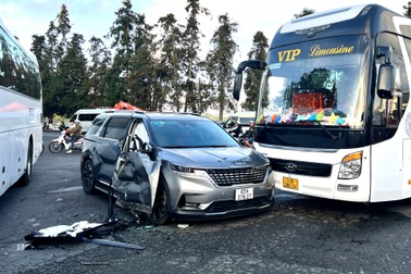 Năm ô tô và xe máy va chạm liên hoàn tại vòng xoay chợ đêm Đà Lạt