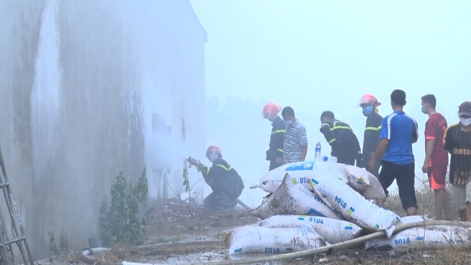 Nhiều người hoảng loạn bỏ chạy vì cháy cơ sở sản xuất nhang - 1