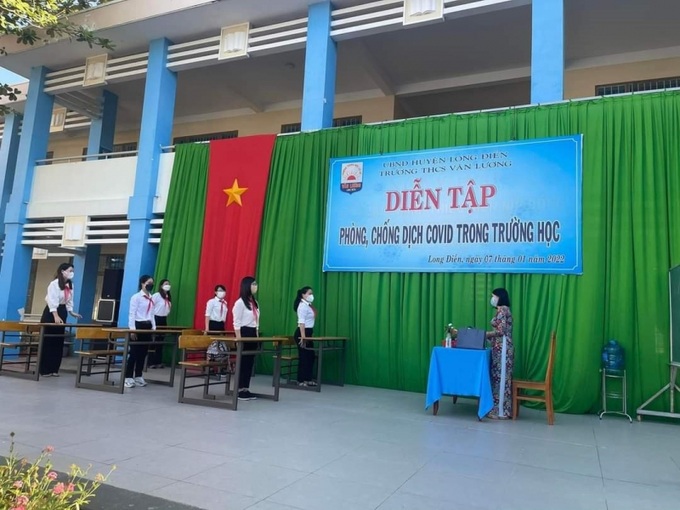 Diễn tập phòng chống COVID-19 Trường THCS Văn Lương (huyện Long Điền) nhằm bảo đảm học sinh trở lại trường an toàn. Ảnh baobariavungtau.com.vn