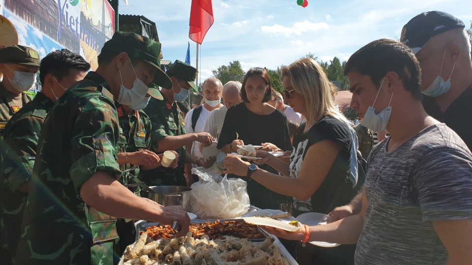 Bếp dã chiến thu hút khách ăn tại Army Games - 1 Bếp dã chiến thu hút khách ăn tại Army Games - 1
