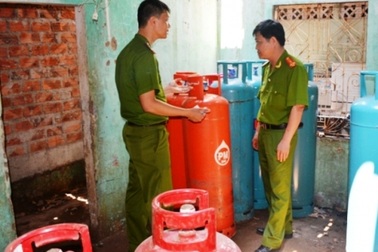 Đột kích phát hiện hàng trăm bình gas lậu