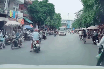 Vượt ẩu, người phụ nữ đi xe máy ngã nhào vào gầm ô tô tải