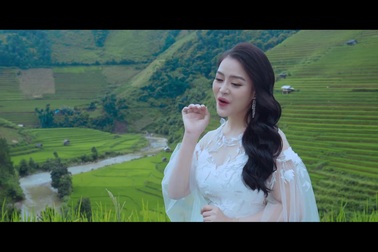 Sao Mai Đinh Trang ngã trẹo tay khi quay MV “Bài ca hy vọng”