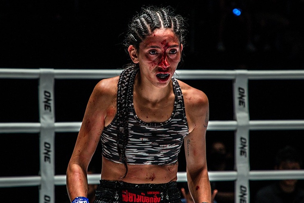 Bị đối thủ áp đảo, nữ võ sĩ vẫn thắng knock-out ngoạn mục - 1 Bị đối thủ áp đảo, nữ võ sĩ vẫn thắng knock-out ngoạn mục - 1