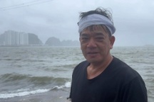 Gia đình nán lại cầu siêu cho người thân vụ lật tàu ở Hạ Long trong mưa bão