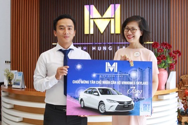 Lộ diện khách hàng sở hữu Camry tiền tỷ đầu tiên tại dự án Vinhomes Skylake