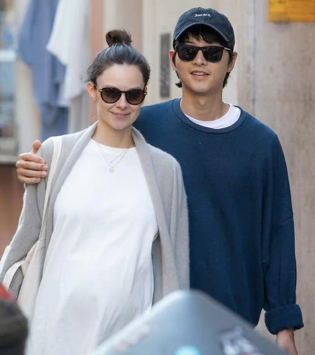 Hình ảnh rạng ngời hạnh phúc của Song Joong Ki bên vợ ngoại quốc - 4 Hình ảnh rạng ngời hạnh phúc của Song Joong Ki bên vợ ngoại quốc - 4
