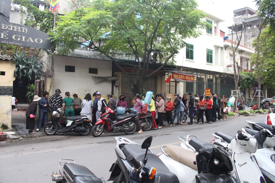 Quán thịt quay không biển hiệu, khách xếp hàng mua từ lúc chưa mở bán - 2 Quán thịt quay không biển hiệu, khách xếp hàng mua từ lúc chưa mở bán - 2