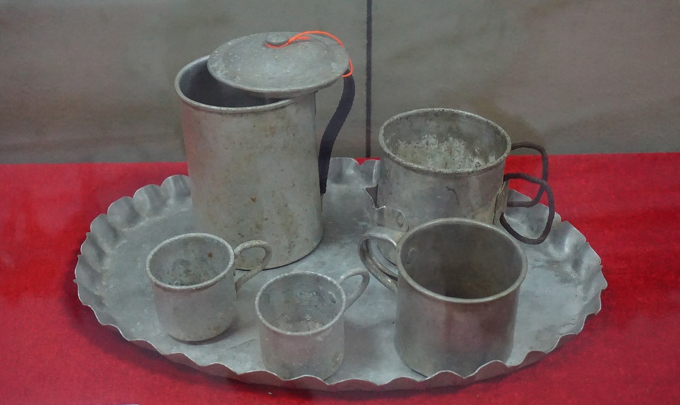 Ngắm những bình hoa, phích nước được bộ đội chế tác từ vũ khí của địch - 14 Ngắm những bình hoa, phích nước được bộ đội chế tác từ vũ khí của địch - 14