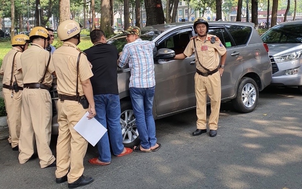 Hàng trăm ô tô cùng bị xử phạt ở trung tâm Sài Gòn - 8 Hàng trăm ô tô cùng bị xử phạt ở trung tâm Sài Gòn - 8