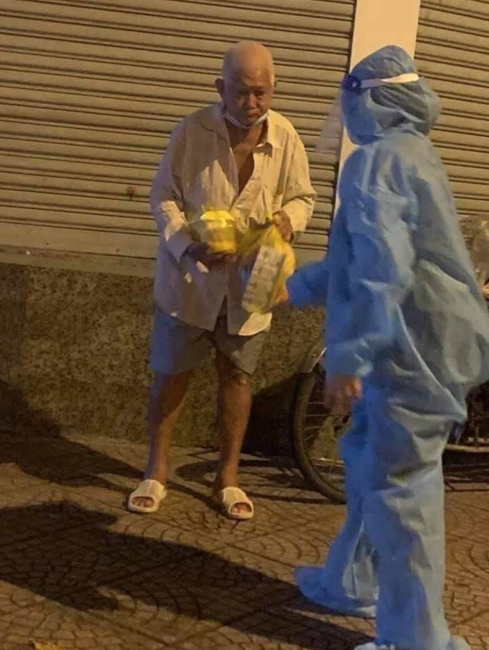 Yan My và nhóm nghệ sĩ mua thực phẩm tặng người dân TPHCM - 4 Yan My và nhóm nghệ sĩ mua thực phẩm tặng người dân TPHCM - 4