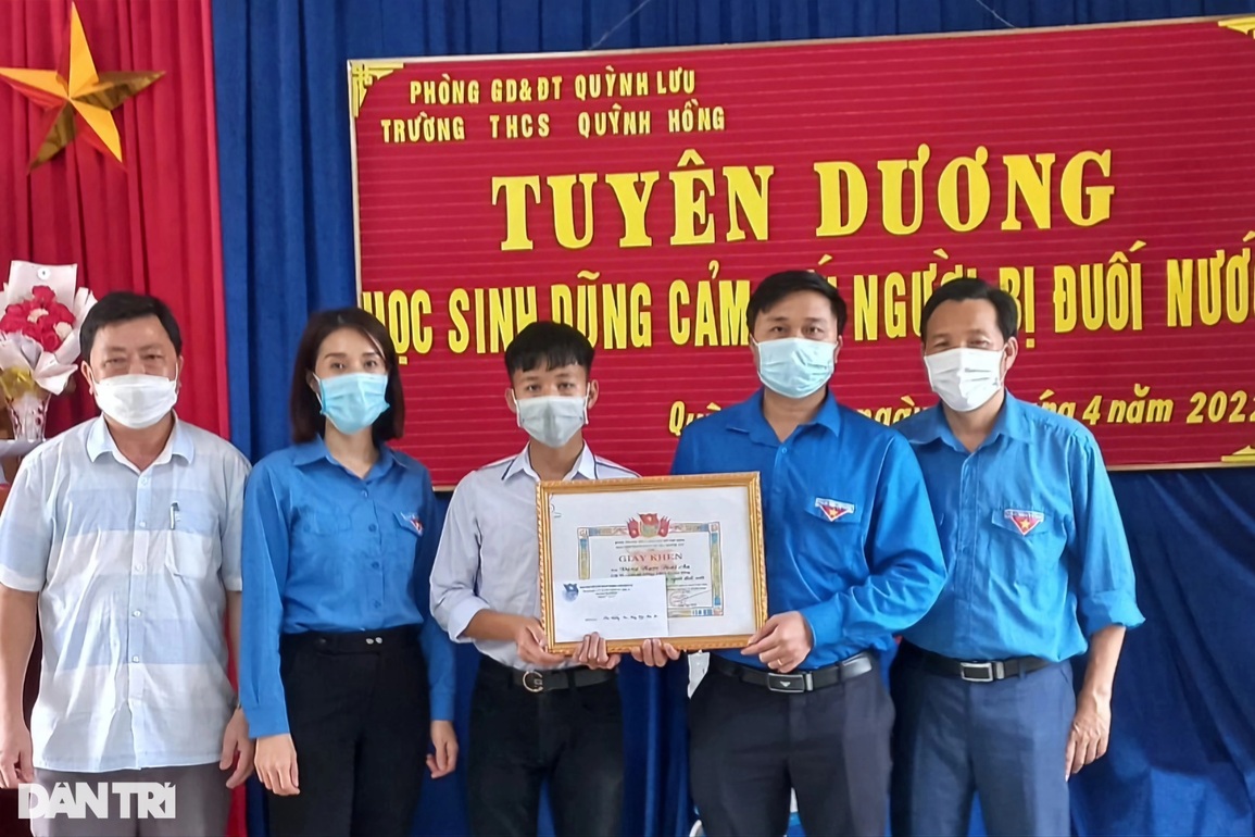 Nam sinh lớp 9 kịp thời cứu sống em nhỏ đuối nước dưới hồ sen - 2 Nam sinh lớp 9 kịp thời cứu sống em nhỏ đuối nước dưới hồ sen - 2