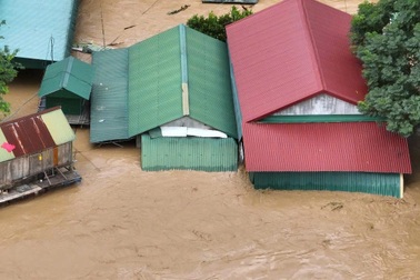 Nước lũ dâng lên tận nóc nhà, quốc lộ 7 ngập sâu hơn 1m