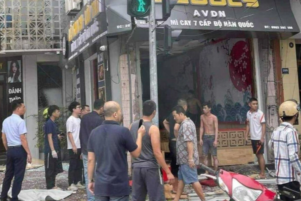 Nổ lớn tại quán mì cay, cửa kính bị thổi bay hàng chục mét - 1 Nổ lớn tại quán mì cay, cửa kính bị thổi bay hàng chục mét - 1