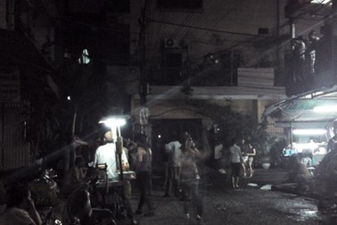 Hoảng loạn vì cháy sát chung cư