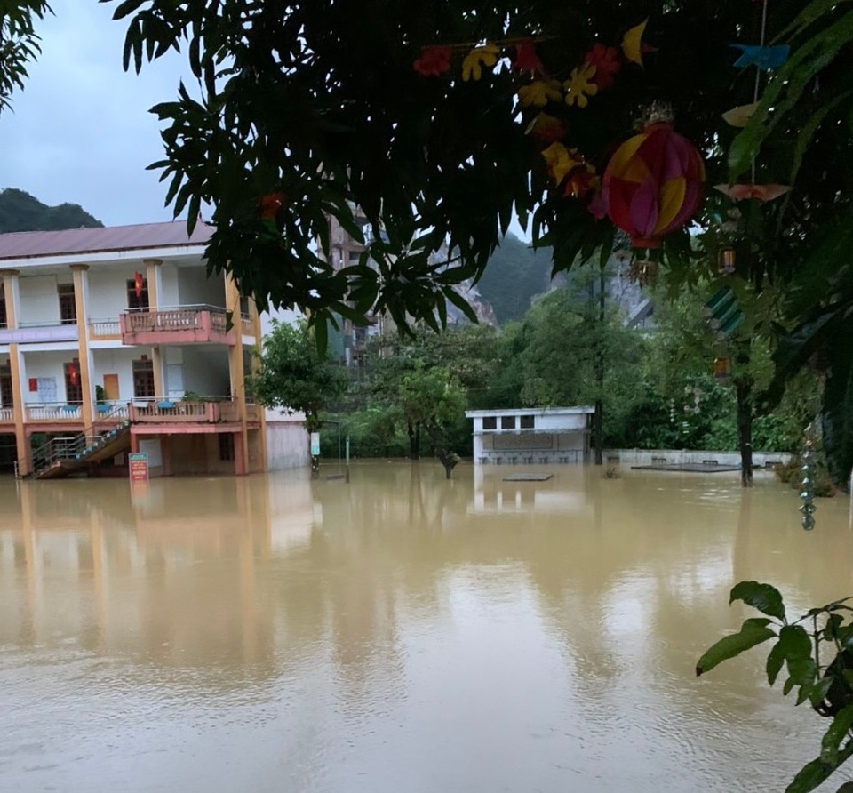 Mưa lớn gây ngập diện rộng, nhiều trường cho học sinh nghỉ học - 2 Mưa lớn gây ngập diện rộng, nhiều trường cho học sinh nghỉ học - 2