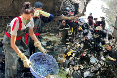 Nhóm bạn trẻ "dụ" Hoa hậu Thùy Tiên, ca sĩ Nhật Kim Anh... lội cống