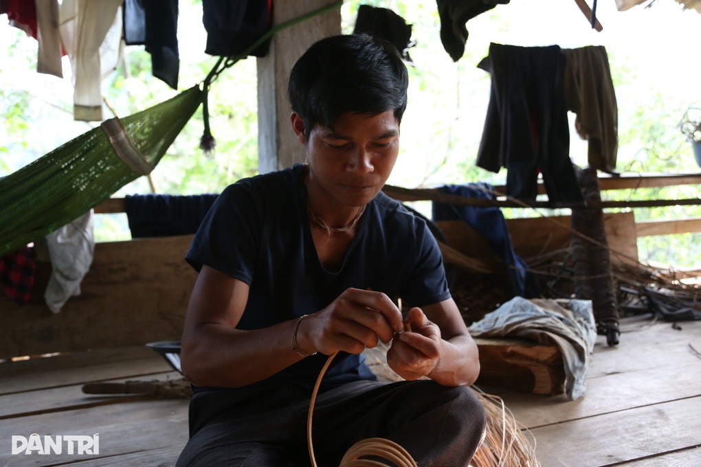 Nghị lực phi thường của chàng thanh niên tàn tật người Khùa - 1 Nghị lực phi thường của chàng thanh niên tàn tật người Khùa - 1