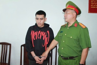 Truy tố nhóm mặc đồ đen khiêng quan tài trước chợ Bến Thành