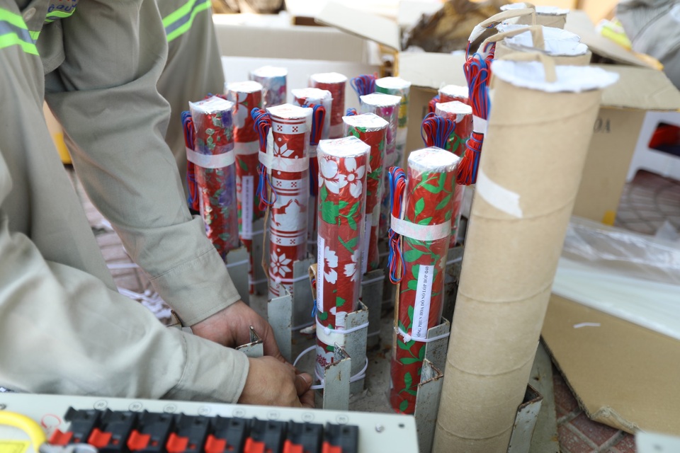 Cận cảnh trận địa pháo hoa tầm cao sẵn sàng khai hỏa dịp Giỗ Tổ Hùng Vương - 5 Cận cảnh trận địa pháo hoa tầm cao sẵn sàng khai hỏa dịp Giỗ Tổ Hùng Vương - 5