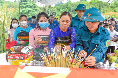 Đón 16 hài cốt liệt sĩ hy sinh tại Lào về nước