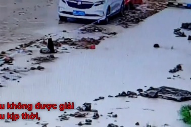 Cậu bé gặp tai nạn bất ngờ trên đường ngập nước