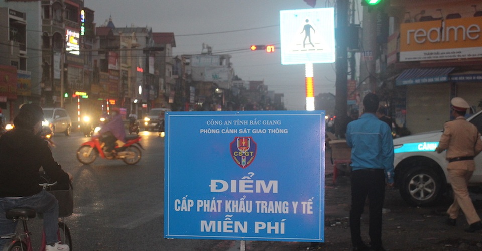 Cảnh sát giao thông lập chốt, phát hàng nghìn khẩu trang miễn phí phòng chống virut corona - 1 Cảnh sát giao thông lập chốt, phát hàng nghìn khẩu trang miễn phí phòng chống virut corona - 1
