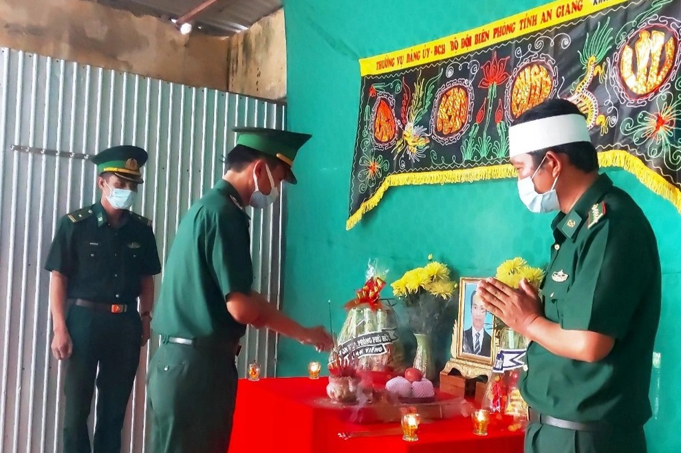 Đại úy biên phòng chịu tang cha ở chốt biên giới - 2 Đại úy biên phòng chịu tang cha ở chốt biên giới - 2