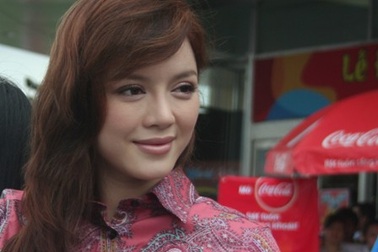 Lý Nhã Kỳ “đội nắng” kêu gọi ủng hộ từ thiện