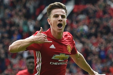 Tỏa sáng ở trận ra mắt, sao trẻ MU vẫn bị bán