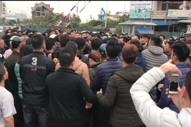 Tung “chiêu” bán iphone giảm giá sốc khiến đường phố  náo loạn