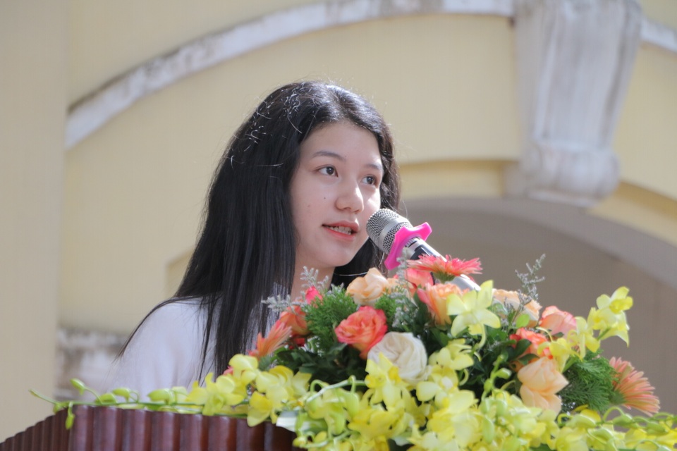 Vẻ đẹp tinh khôi của nữ sinh trường Chu Văn An trong ngày bế giảng - 3 Vẻ đẹp tinh khôi của nữ sinh trường Chu Văn An trong ngày bế giảng - 3