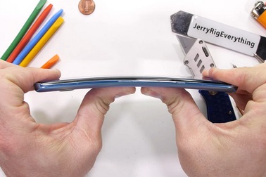 "Choáng" với chiếc điện thoại bị "tra tấn" đến gãy cong nhưng vẫn hoạt động