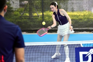 Á hậu Tú Anh khoe dáng gợi cảm đấu pickleball, chồng con cổ vũ nhiệt tình - 5