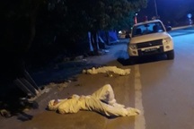 Xót xa hình ảnh hai cán bộ y tế kiệt sức, nằm nghỉ bên vệ đường