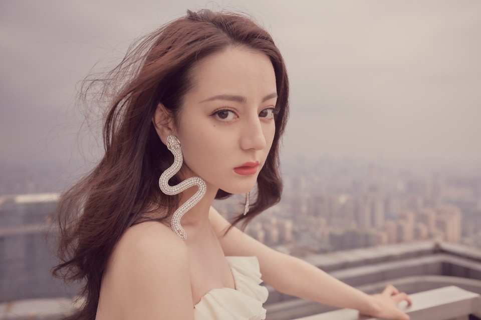 Địch Lệ Nhiệt Ba hoảng hốt vì bị fan cuồng “tấn công” - 8 Địch Lệ Nhiệt Ba hoảng hốt vì bị fan cuồng “tấn công” - 8