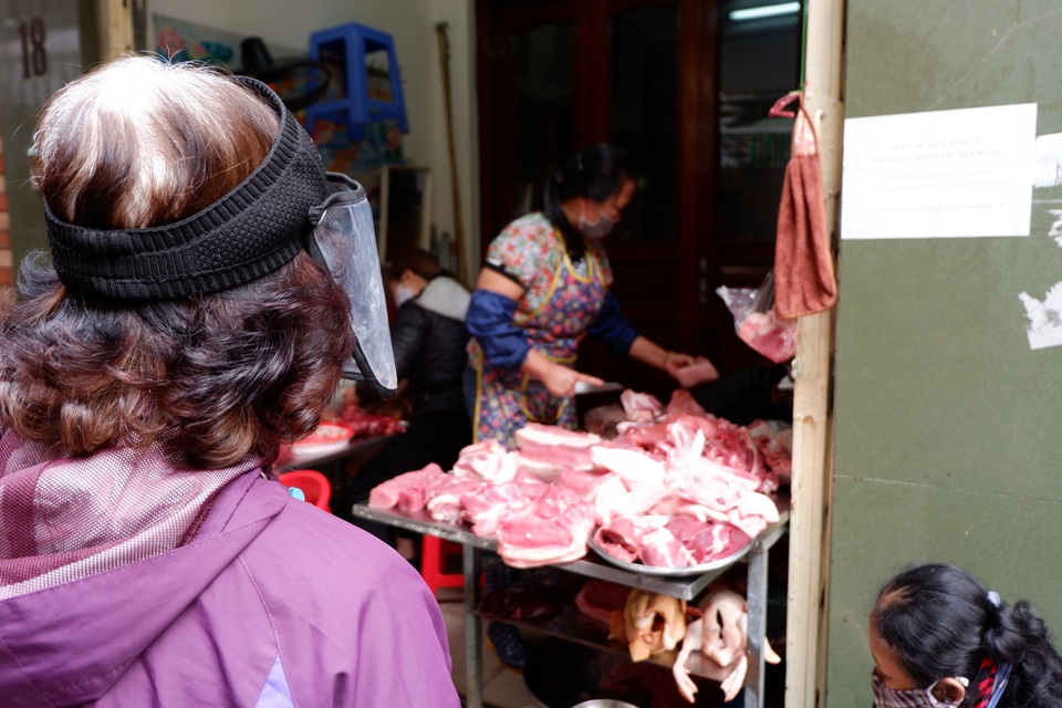 Chống Covid-19: “Phố chợ” kẻ vạch an toàn 2m, không bán cho người vi phạm - 11 Chống Covid-19: “Phố chợ” kẻ vạch an toàn 2m, không bán cho người vi phạm - 11