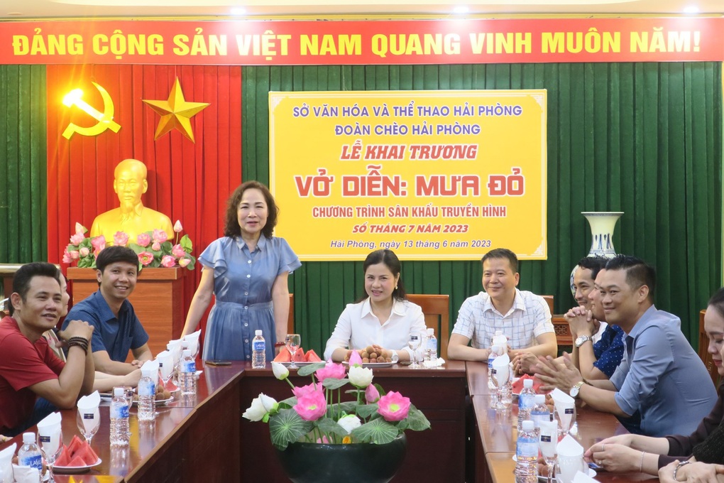 Khán giả khóc khi xem vở chèo Mưa đỏ do NSND Thúy Mùi đạo diễn - 2 Khán giả khóc khi xem vở chèo Mưa đỏ do NSND Thúy Mùi đạo diễn - 2