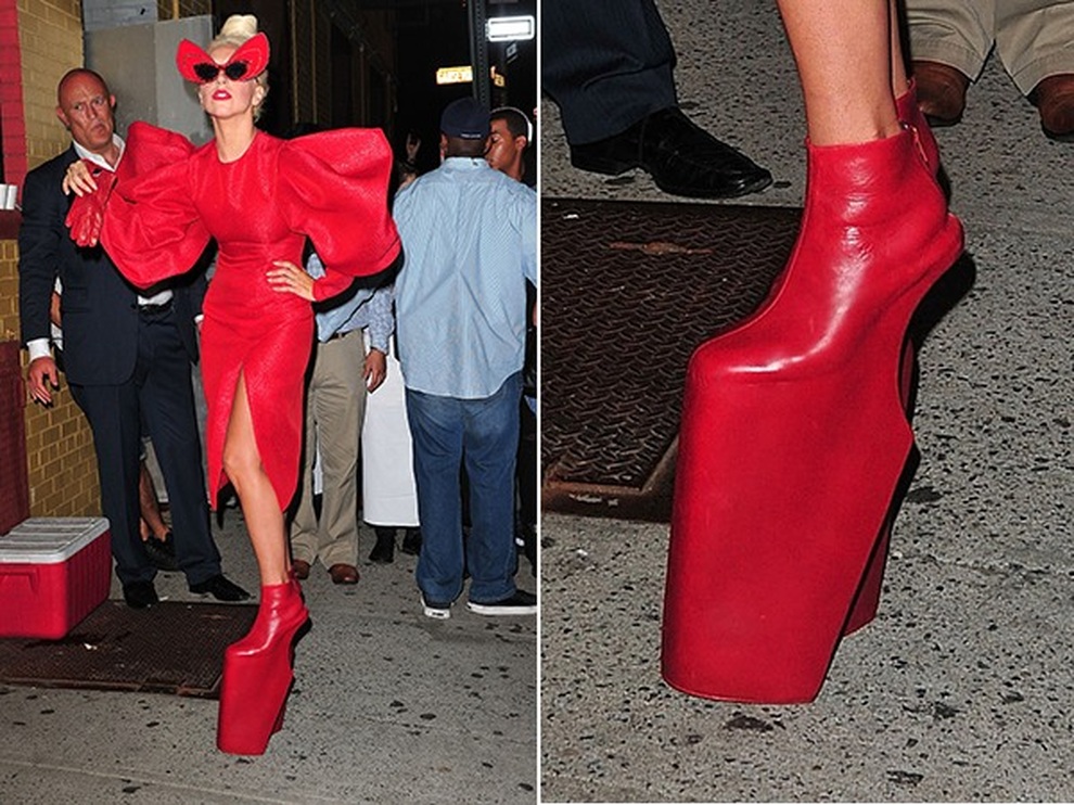 Loạt giày cao khủng gây choáng của Lady Gaga - 2