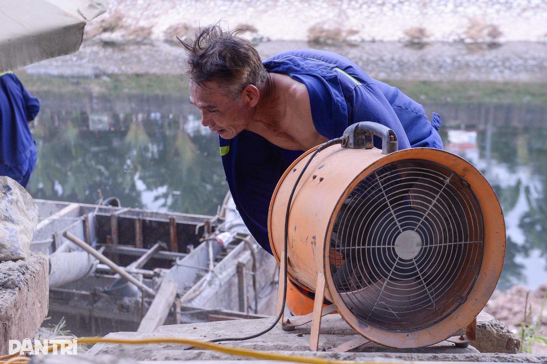 Đẫm mồ hôi mưu sinh dưới cái nắng đỉnh điểm gần 50 độ C ở Hà Nội - 12 Đẫm mồ hôi mưu sinh dưới cái nắng đỉnh điểm gần 50 độ C ở Hà Nội - 12