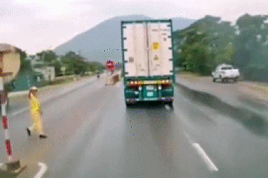 Làm rõ clip hai xe va chạm sau hiệu lệnh của CSGT