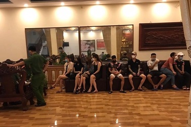Ăn nhậu trong khu cách ly, 3 thanh niên bị phạt hơn 22 triệu đồng