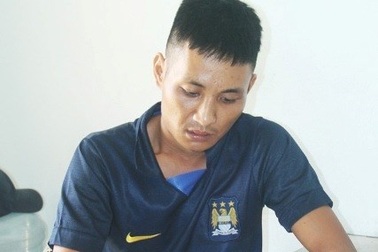 Chốt cửa, khống chế vợ bằng dùi cui điện