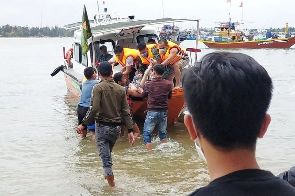 Vụ chìm ca nô du lịch: 8 nạn nhân người Hà Nội đều là họ hàng - 1 Vụ chìm ca nô du lịch: 8 nạn nhân người Hà Nội đều là họ hàng - 1