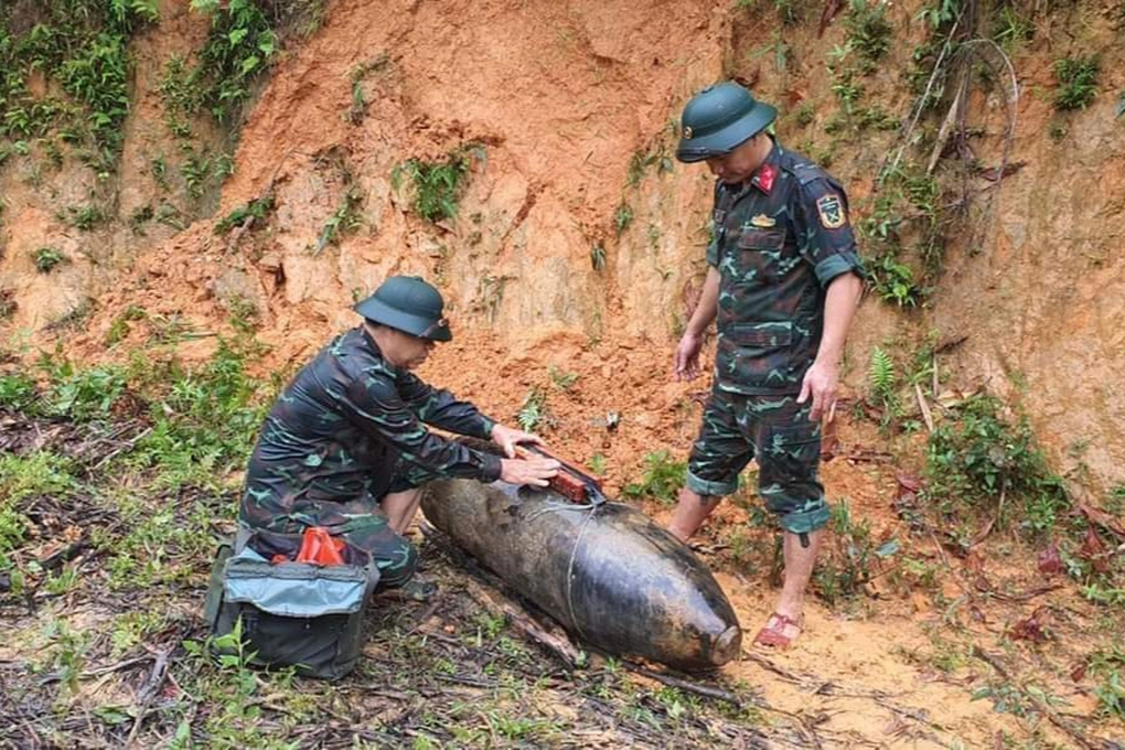 Hàng chục người khiêng quả bom khủng còn kíp nổ lên đồi tiêu hủy - 1 Hàng chục người khiêng quả bom khủng còn kíp nổ lên đồi tiêu hủy - 1